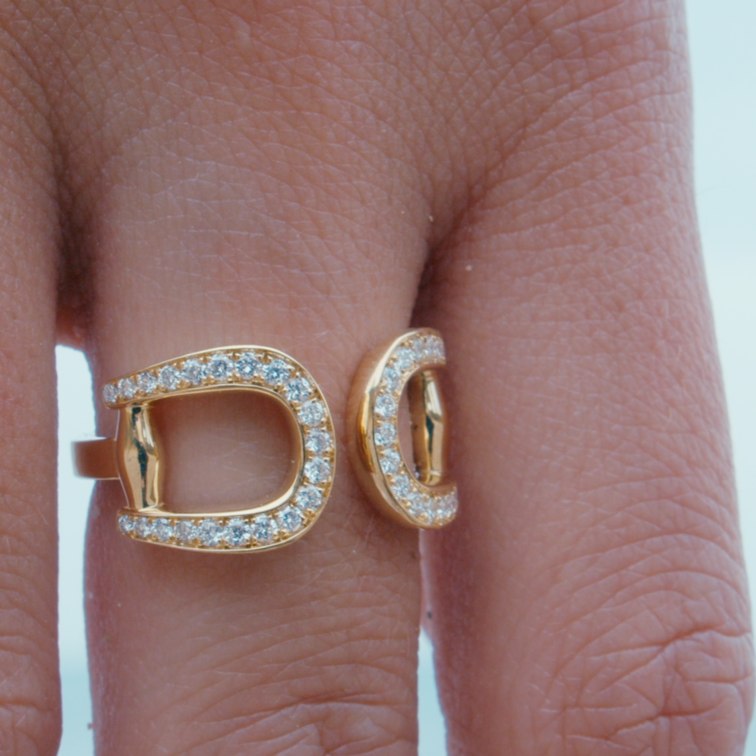 Horsebit Saddle ring in yellow gold
displayed on a model